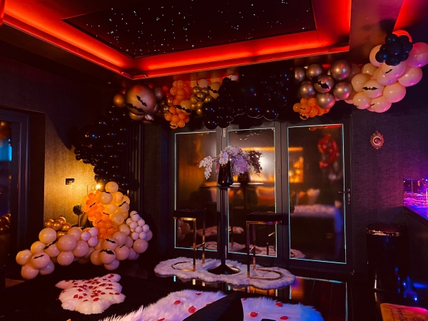 Crib Lounge with Balloons