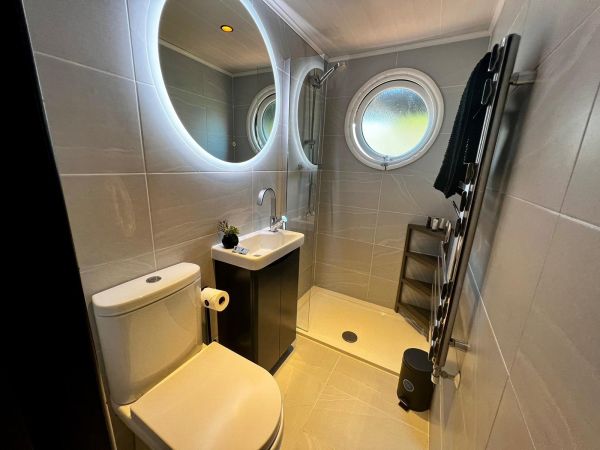Cruiser Bathroom with own Port Hole