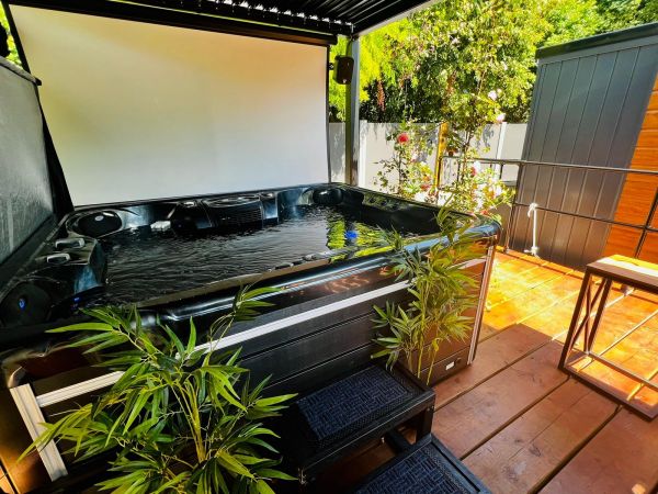The Cruiser hot tub with screen