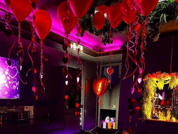 Ceiling balloons and love heart balloon in the Crib