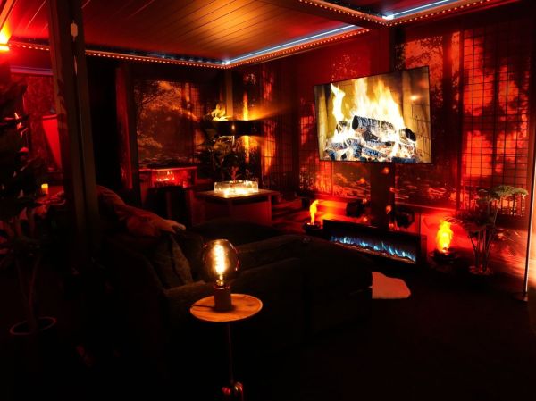 KOI relaxation area: Large screen, Day Sofa Bed, electric fire place