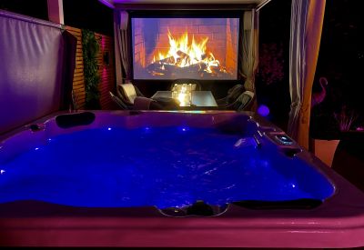 The Crib Hot Tub, Fire Pit Table and Cinema Screen