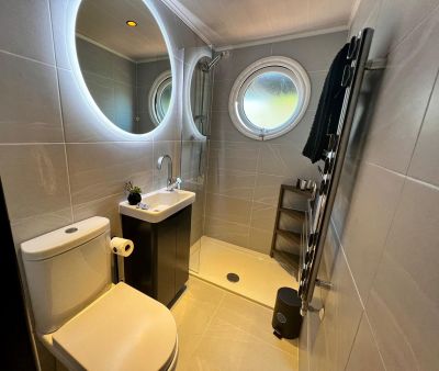 Cruiser Bathroom with own Port Hole