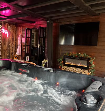Every Secret Cabin venue has its own Hot Tub
