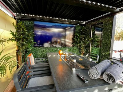 Cruiser foliage screen and dining area