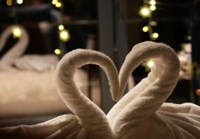 Swan towels on the Cruiser bed