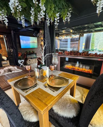 Chalet dining area with apple tv screen and floral ceiling