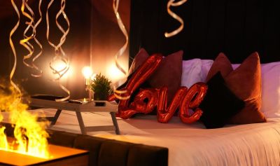 Love Balloon extra sat ready for guest arrival on the bed